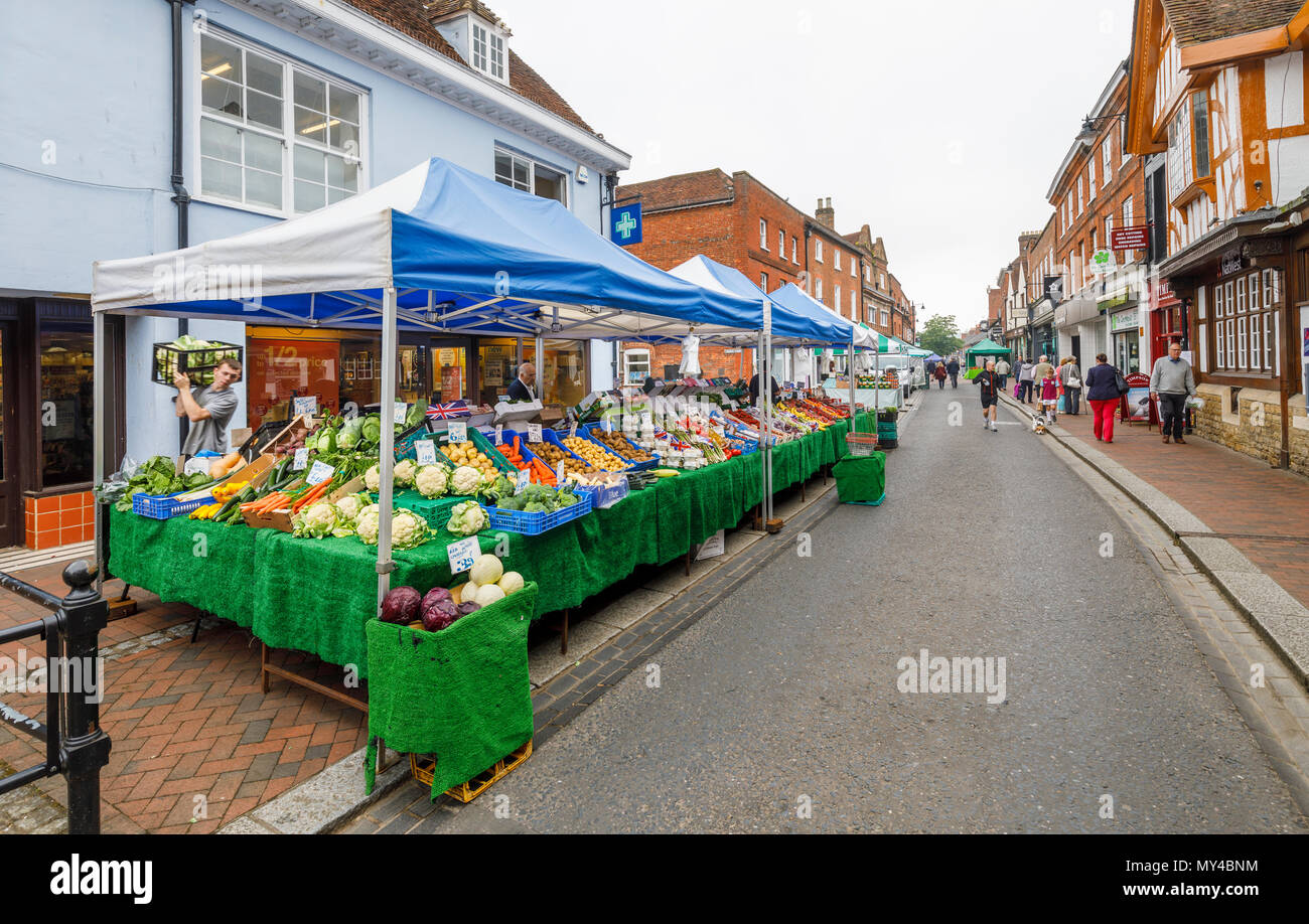 Fruit & Vegetable stall dans le week-end du marché des agriculteurs traditionnels à Godalming, un petit marché de la ville historique près de Guildford, Surrey, Angleterre du Sud-Est Banque D'Images