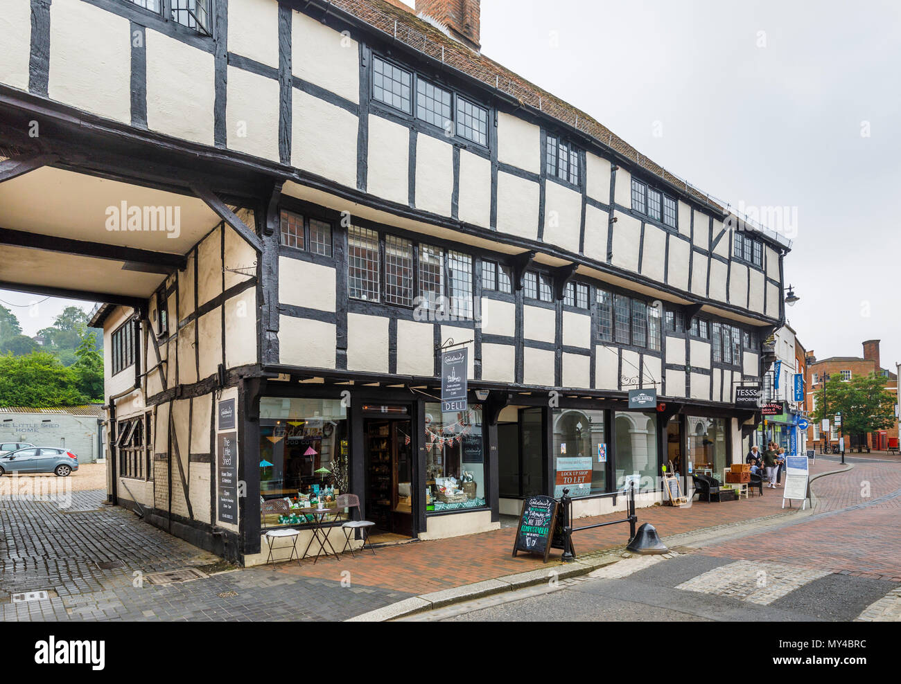 Noir et blanc historique bâtiment à colombages, High Street, Godalming, un petit marché de la ville historique près de Guildford, Surrey, Angleterre du Sud-Est, Royaume-Uni Banque D'Images