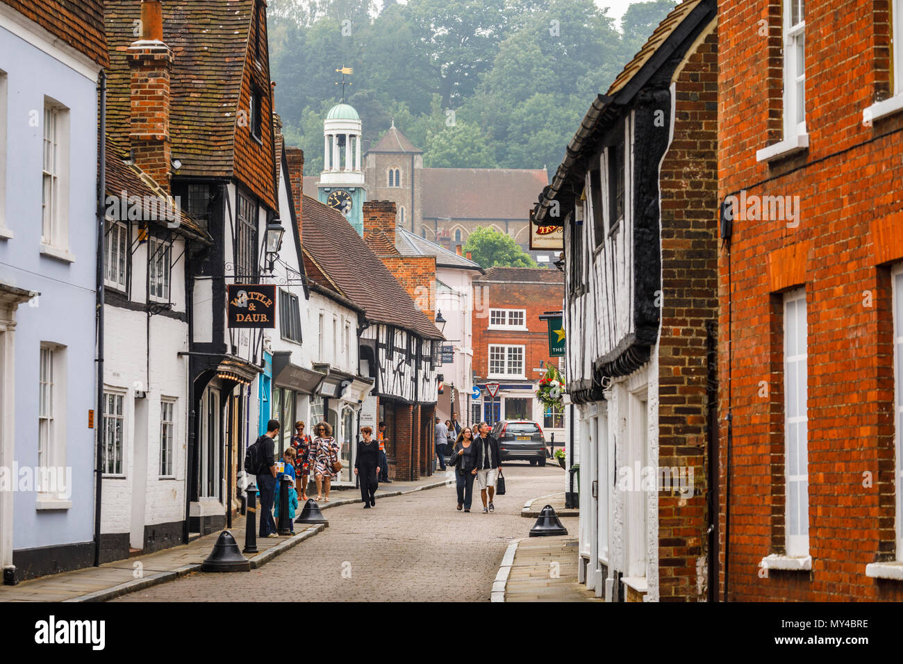 La rue de l'église avec de vieux bâtiments à colombages à Godalming, un petit marché de la ville historique près de Guildford, Surrey, Angleterre du Sud-Est, Royaume-Uni Banque D'Images