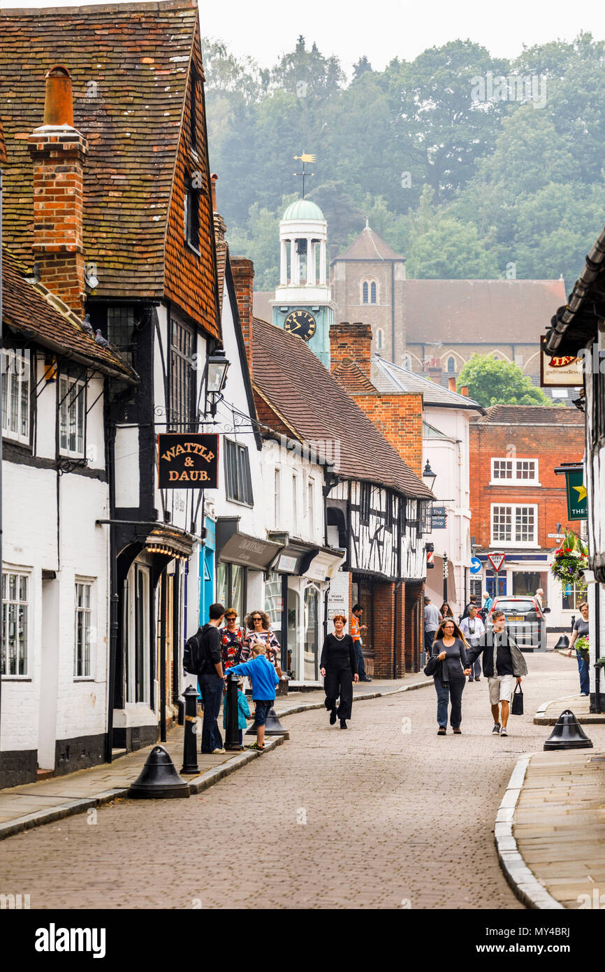 La rue de l'église avec de vieux bâtiments à colombages à Godalming, un petit marché de la ville historique près de Guildford, Surrey, Angleterre du Sud-Est, Royaume-Uni Banque D'Images