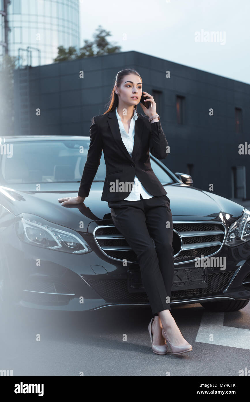 Femme assise sur le capot de la voiture Banque de photographies et d ...
