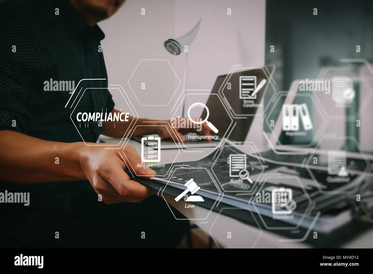 Schéma de la conformité pour les règlements, les lois, les normes, les exigences et l'audit.businessman working with smart phone et l'ordinateur portable et tablette numérique Banque D'Images