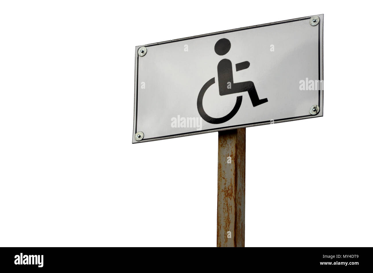 Un panneau routier indiquant le croisement d'une route pour les personnes à mobilité réduite. White road sign avec une photo d'un homme assis dans un fauteuil roulant Banque D'Images