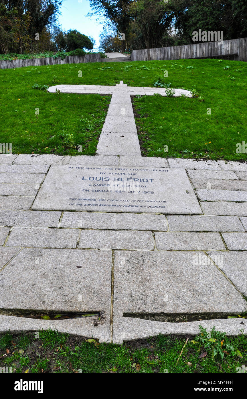 Site de Louis Blériot ou d'un vol trans-Manche de Dover, Kent, UK. Northfall Meadow. Aperçu de granit du Blériot XI dans le gazon. Banque D'Images