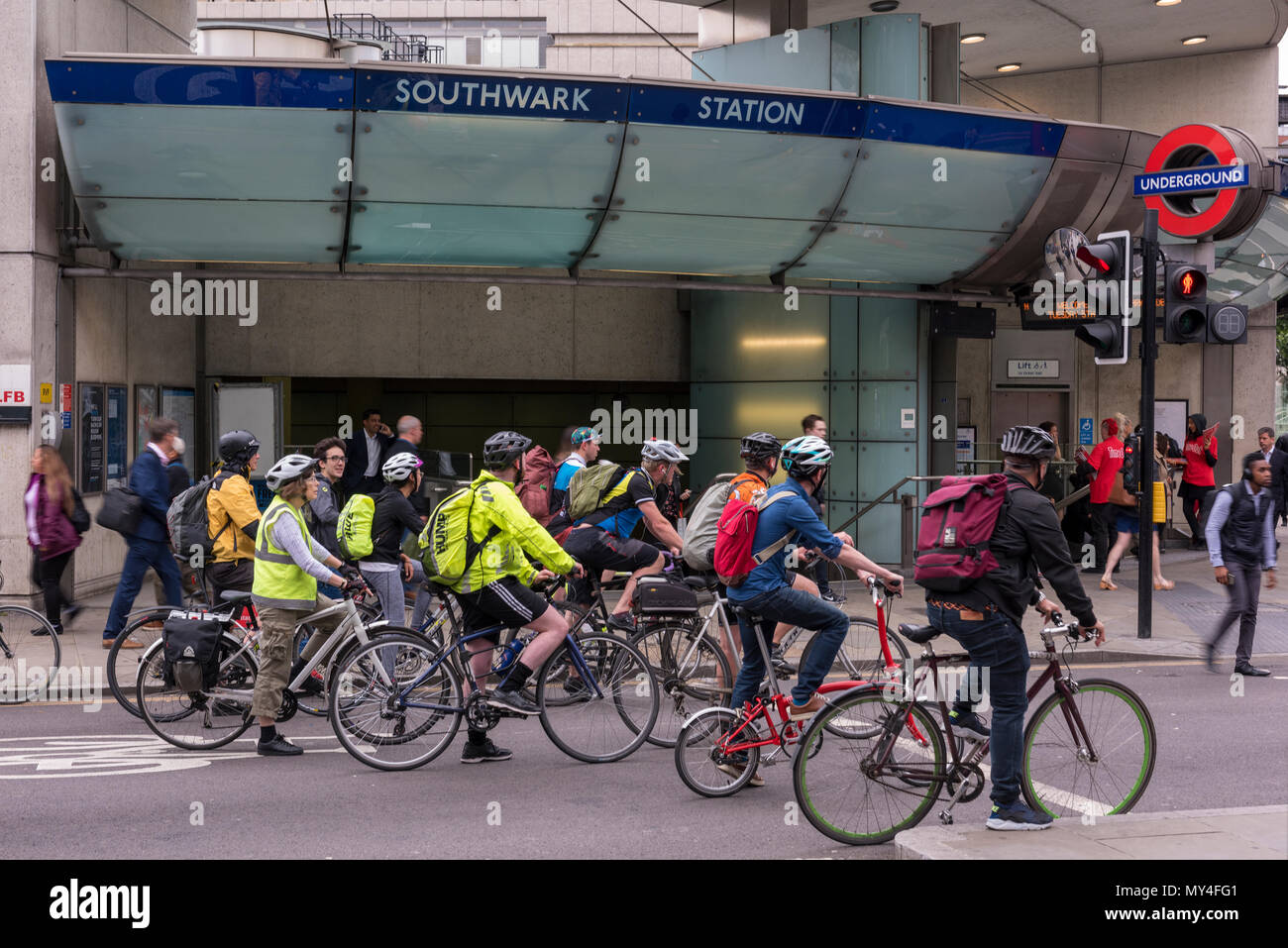Un grand nombre de navetteurs à vélo à vélo au travail le matin à l'heure de pointe dans le centre de Londres à l'extérieur de la station de métro southwark aux feux de circulation Banque D'Images