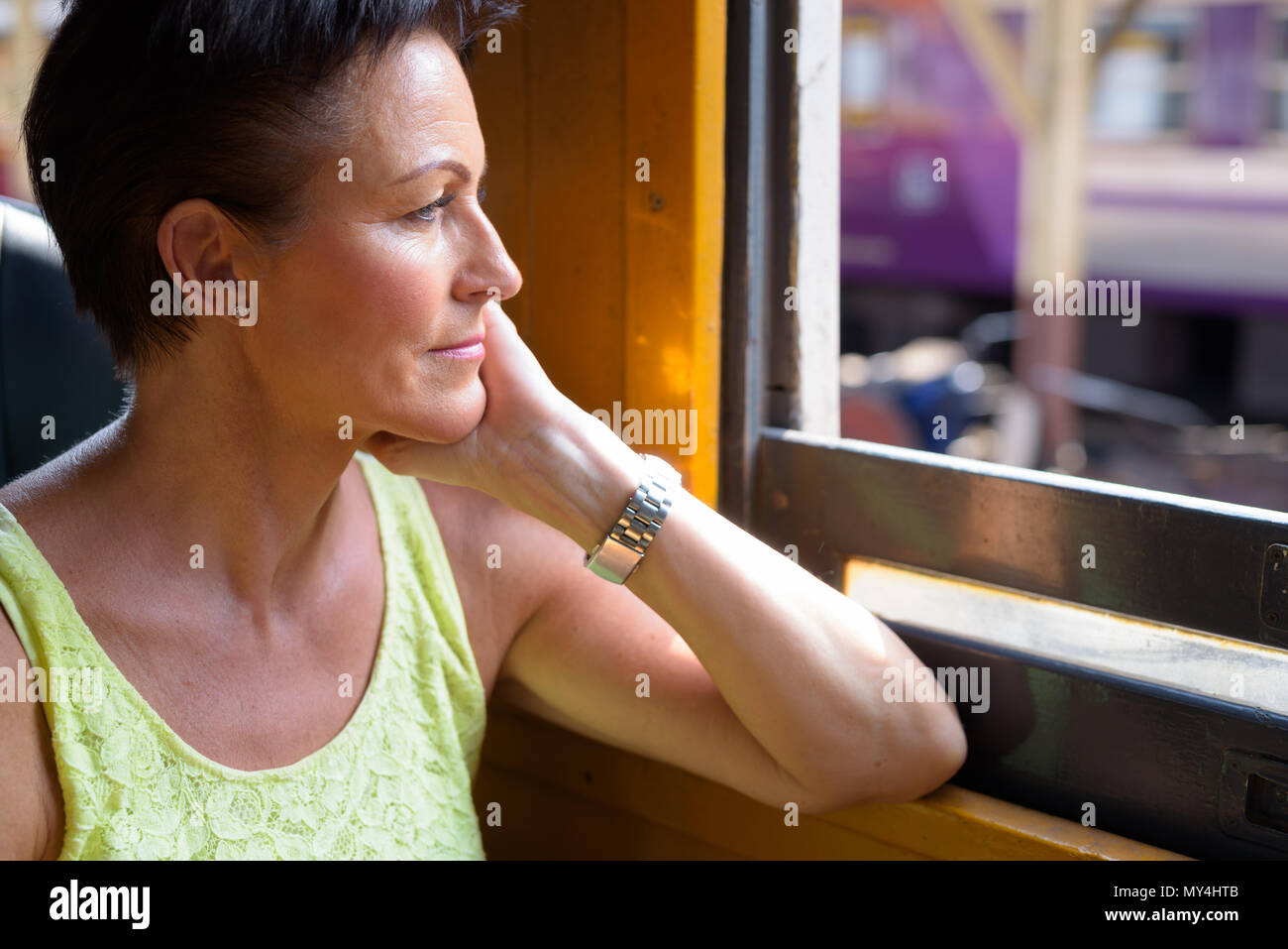 Belle maturité touristique scandinave femme à la gare o Banque D'Images
