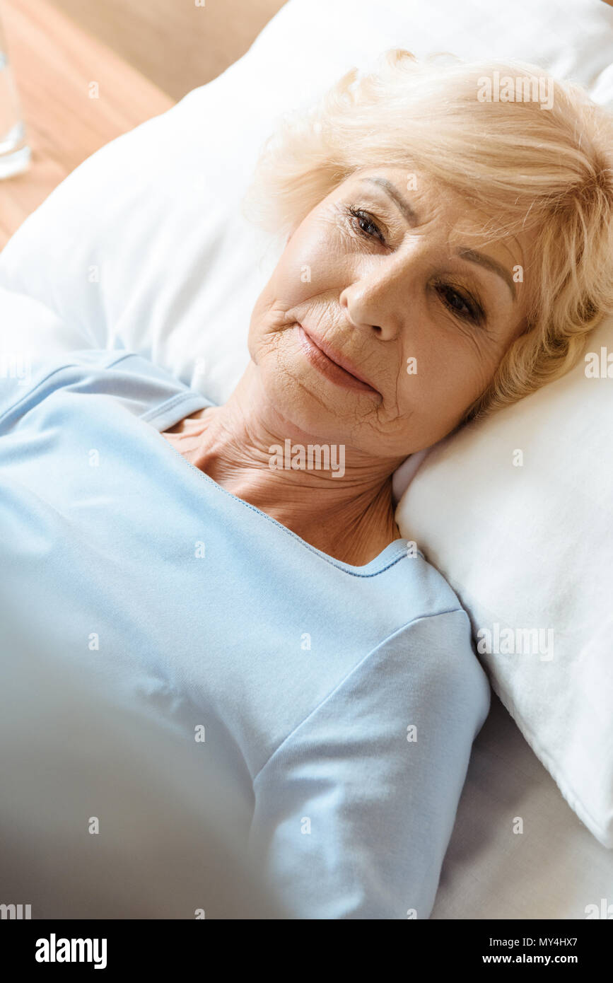 Woman dans un lit d'hôpital et à côté Banque D'Images