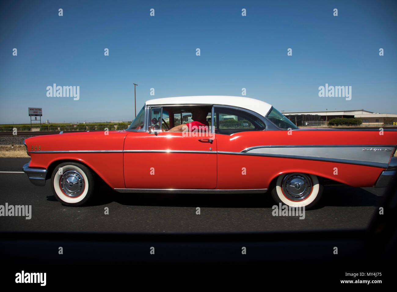 Conduite de véhicules sur une autoroute dans le centre de la Californie, États-Unis d'Amérique Banque D'Images