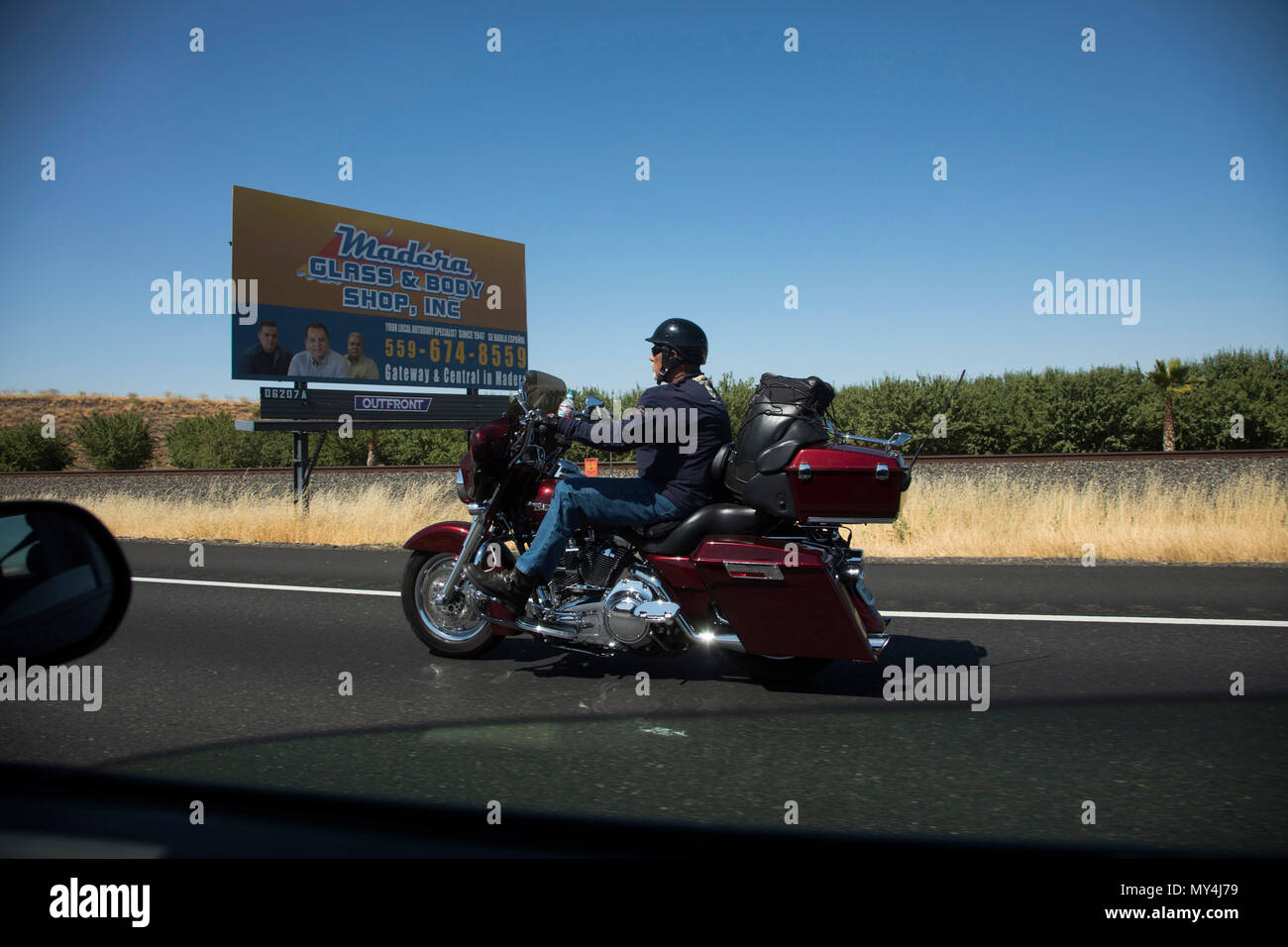 Moto sur une autoroute dans le centre de la Californie, États-Unis d'Amérique Banque D'Images