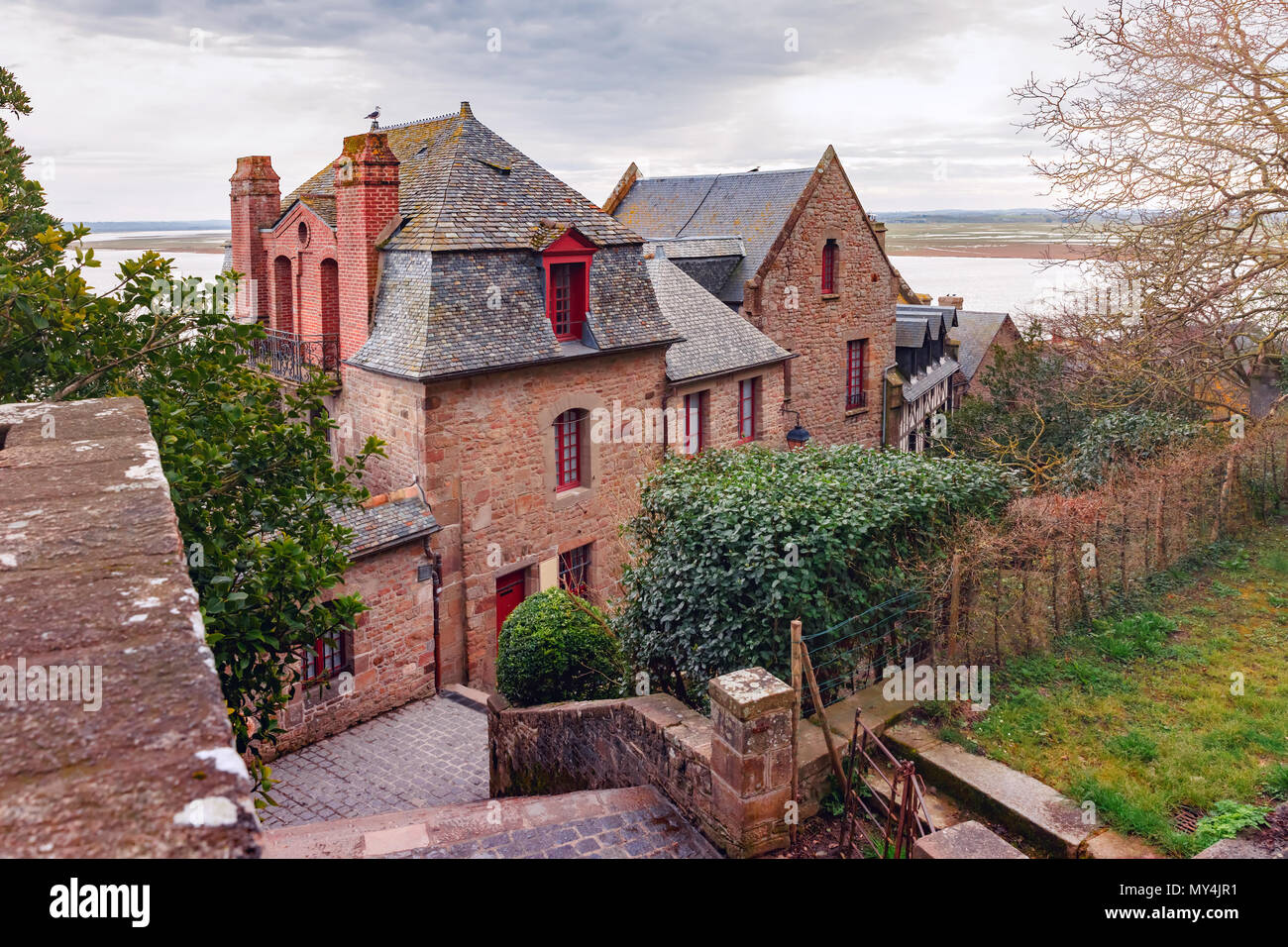 Le Mont Saint Michel dans la matin nuageux, Normandie, France Banque D'Images