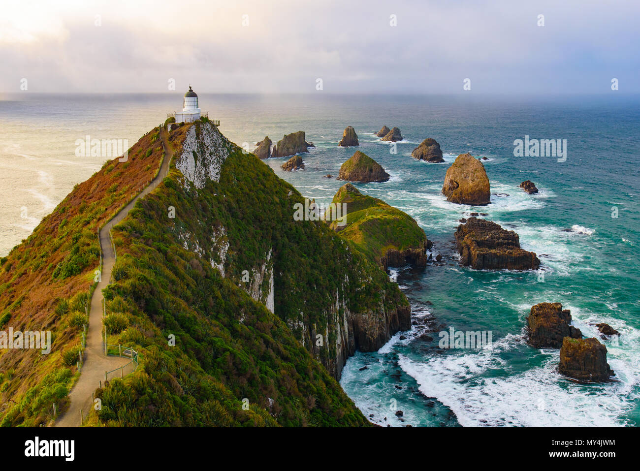 Nugget Point Lighthouse avec sunrise, île du Sud, Nouvelle-Zélande Banque D'Images