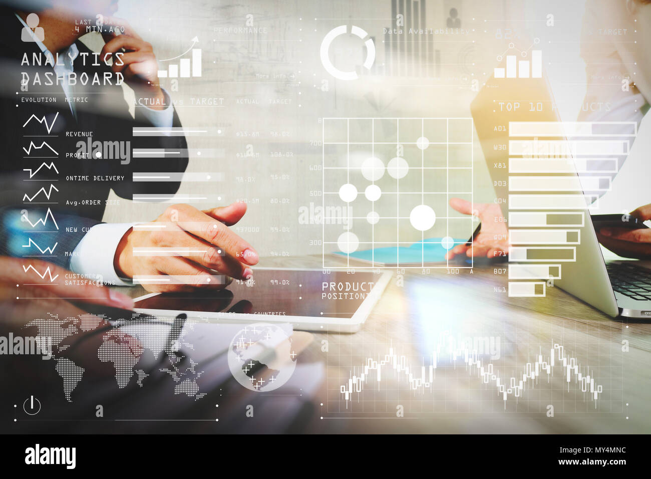 Intelligence (BI) et de l'analytique des affaires (BA) avec les indicateurs de performance clés (KPI) concept de planche de bord.de présentation avec son colleag Banque D'Images