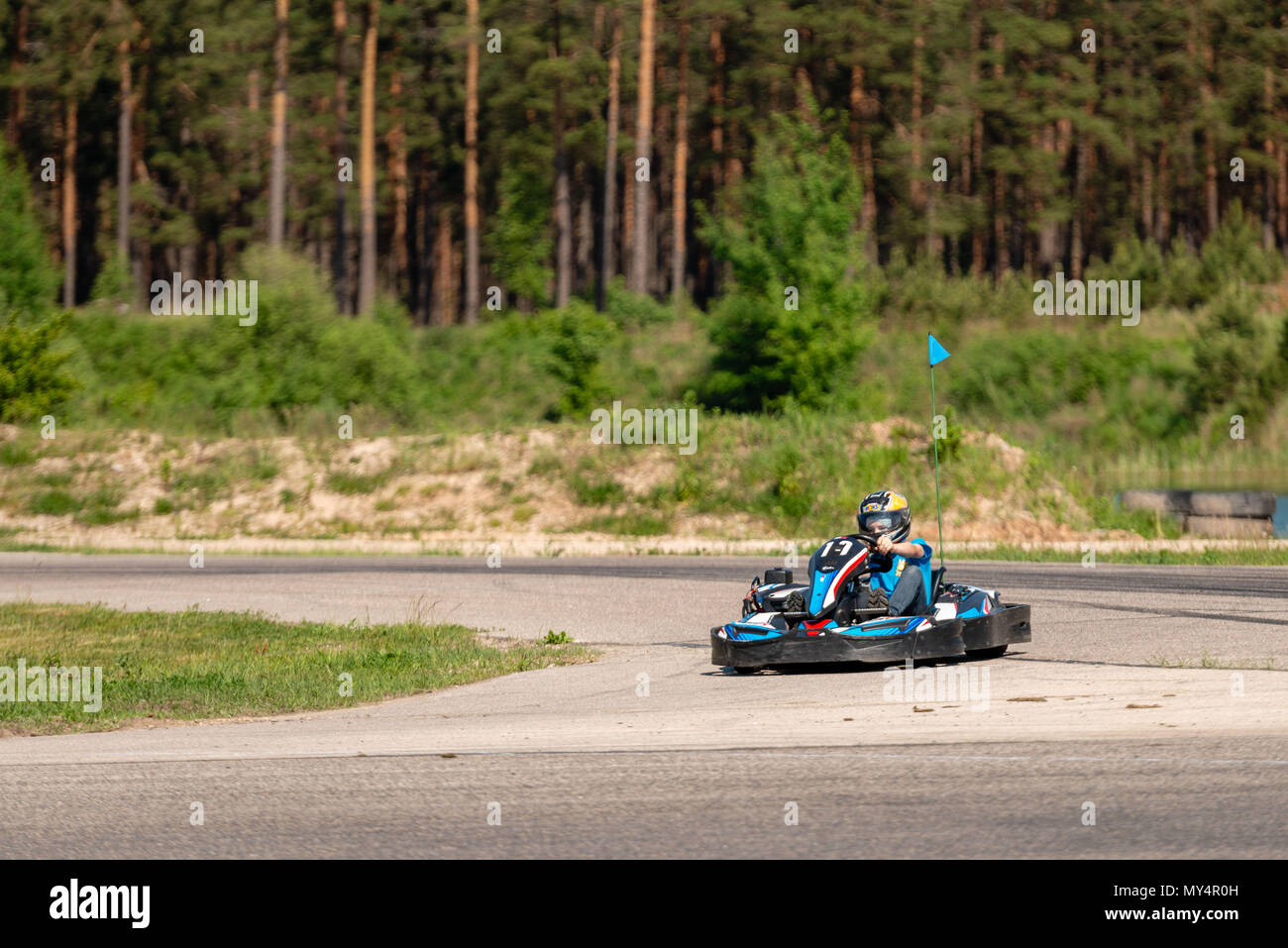 ROPAZI, LETTONIE - Mai 24, 2018 : Sport étudiant ZZ Jeux CHAMPIONSHIP. Les élèves de différentes classes montrer leurs compétences dans la conduite d'un karting sur le rac Banque D'Images