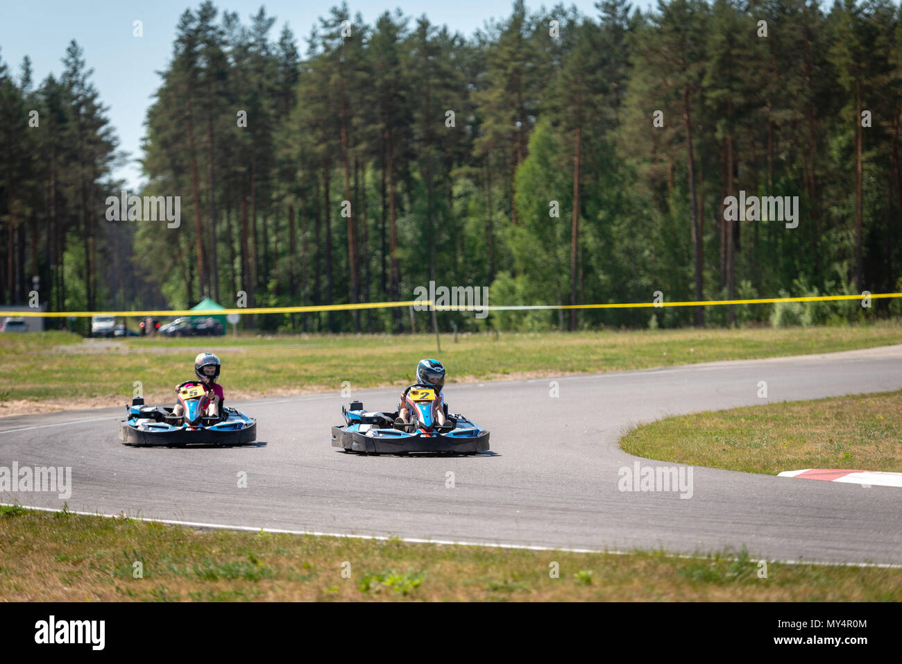 ROPAZI, LETTONIE - Mai 24, 2018 : Sport étudiant ZZ Jeux CHAMPIONSHIP. Les élèves de différentes classes montrer leurs compétences dans la conduite d'un karting sur le rac Banque D'Images
