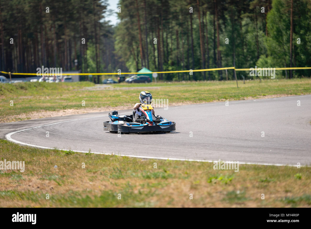 ROPAZI, LETTONIE - Mai 24, 2018 : Sport étudiant ZZ Jeux CHAMPIONSHIP. Les élèves de différentes classes montrer leurs compétences dans la conduite d'un karting sur le rac Banque D'Images