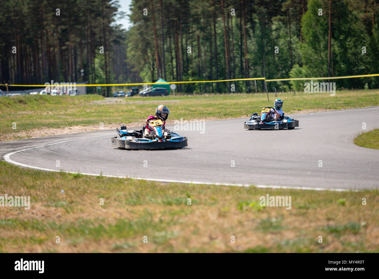 ROPAZI, LETTONIE - Mai 24, 2018 : Sport étudiant ZZ Jeux CHAMPIONSHIP. Les élèves de différentes classes montrer leurs compétences dans la conduite d'un karting sur le rac Banque D'Images