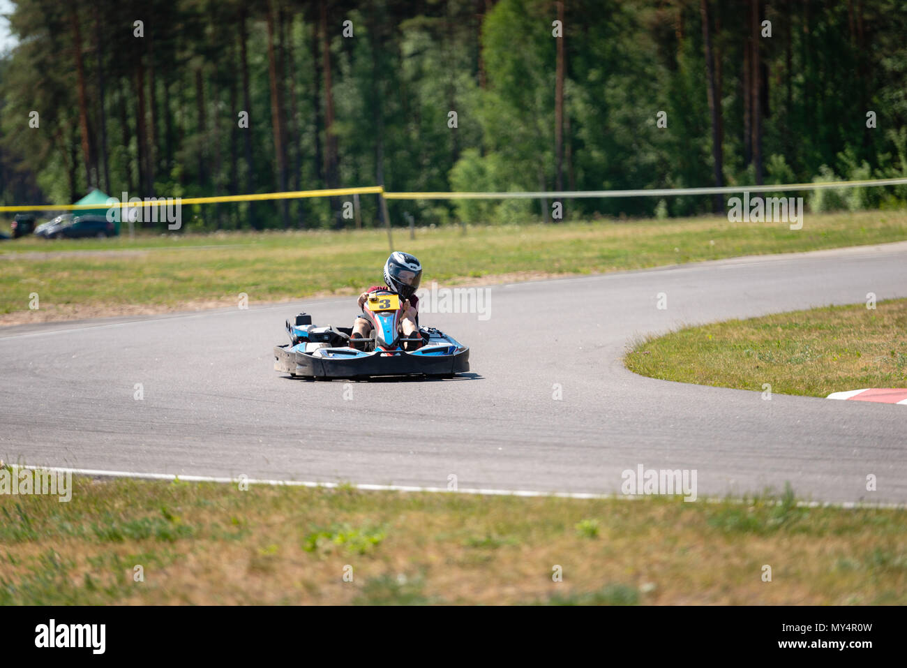 ROPAZI, LETTONIE - Mai 24, 2018 : Sport étudiant ZZ Jeux CHAMPIONSHIP. Les élèves de différentes classes montrer leurs compétences dans la conduite d'un karting sur le rac Banque D'Images