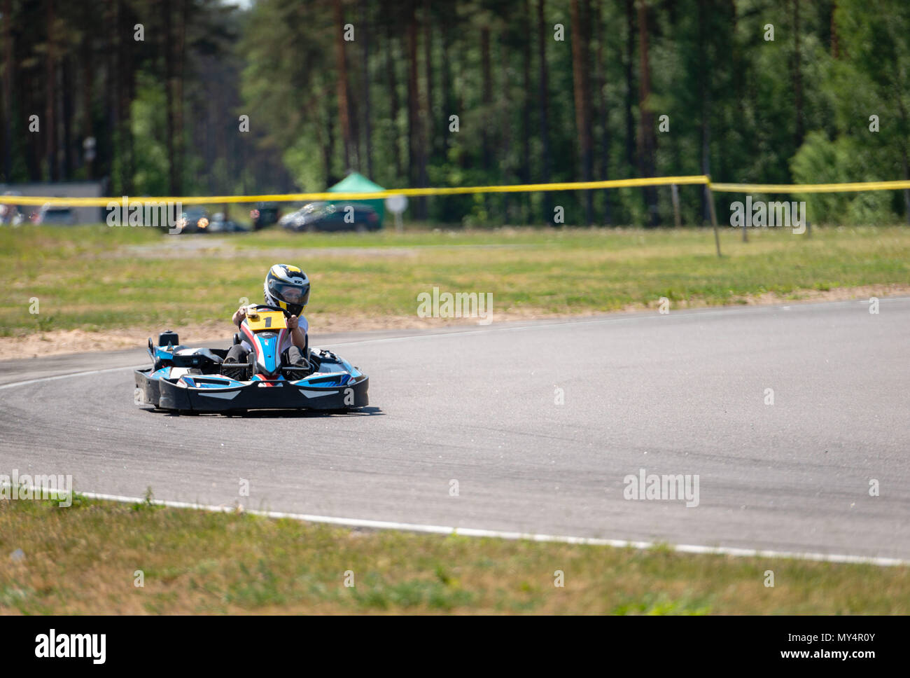 ROPAZI, LETTONIE - Mai 24, 2018 : Sport étudiant ZZ Jeux CHAMPIONSHIP. Les élèves de différentes classes montrer leurs compétences dans la conduite d'un karting sur le rac Banque D'Images