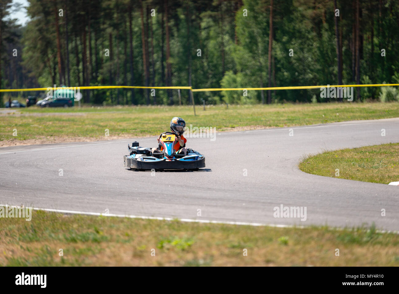 ROPAZI, LETTONIE - Mai 24, 2018 : Sport étudiant ZZ Jeux CHAMPIONSHIP. Les élèves de différentes classes montrer leurs compétences dans la conduite d'un karting sur le rac Banque D'Images