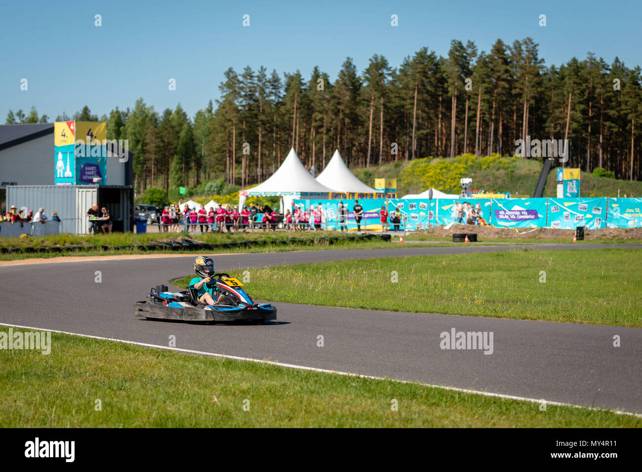 ROPAZI, LETTONIE - Mai 24, 2018 : Sport étudiant ZZ Jeux CHAMPIONSHIP. Les élèves de différentes classes montrer leurs compétences dans la conduite d'un karting sur le rac Banque D'Images