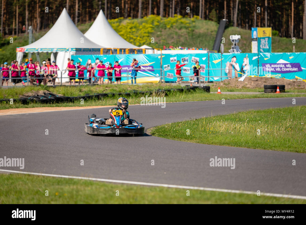 ROPAZI, LETTONIE - Mai 24, 2018 : Sport étudiant ZZ Jeux CHAMPIONSHIP. Les élèves de différentes classes montrer leurs compétences dans la conduite d'un karting sur le rac Banque D'Images