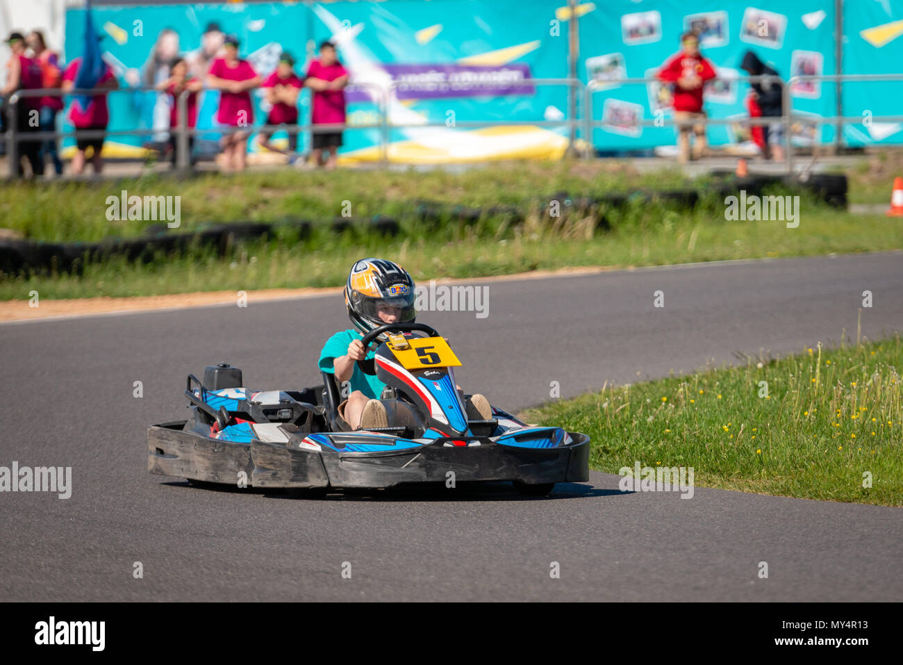 ROPAZI, LETTONIE - Mai 24, 2018 : Sport étudiant ZZ Jeux CHAMPIONSHIP. Les élèves de différentes classes montrer leurs compétences dans la conduite d'un karting sur le rac Banque D'Images