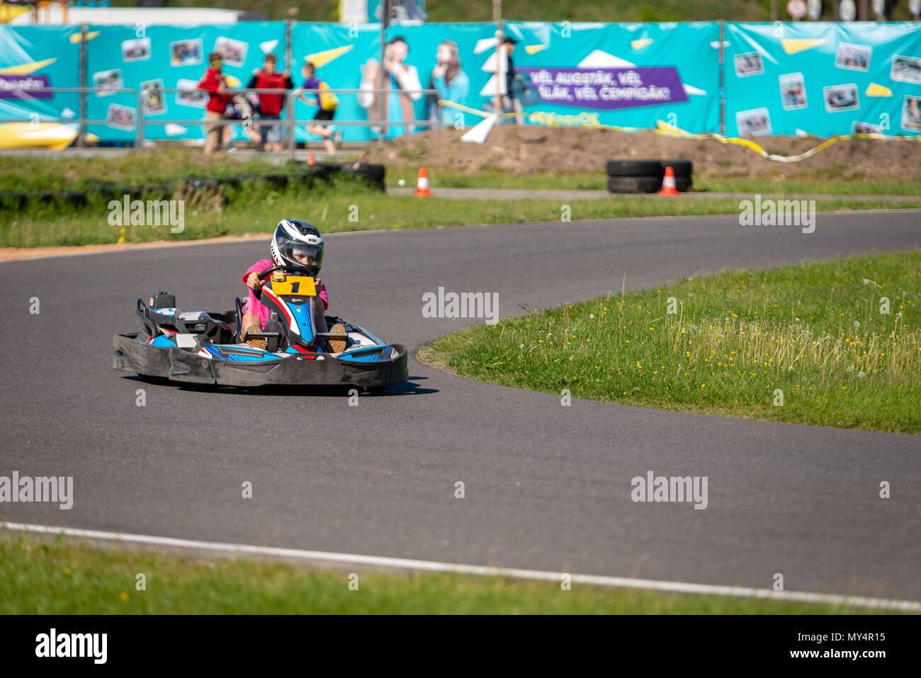 ROPAZI, LETTONIE - Mai 24, 2018 : Sport étudiant ZZ Jeux CHAMPIONSHIP. Les élèves de différentes classes montrer leurs compétences dans la conduite d'un karting sur le rac Banque D'Images