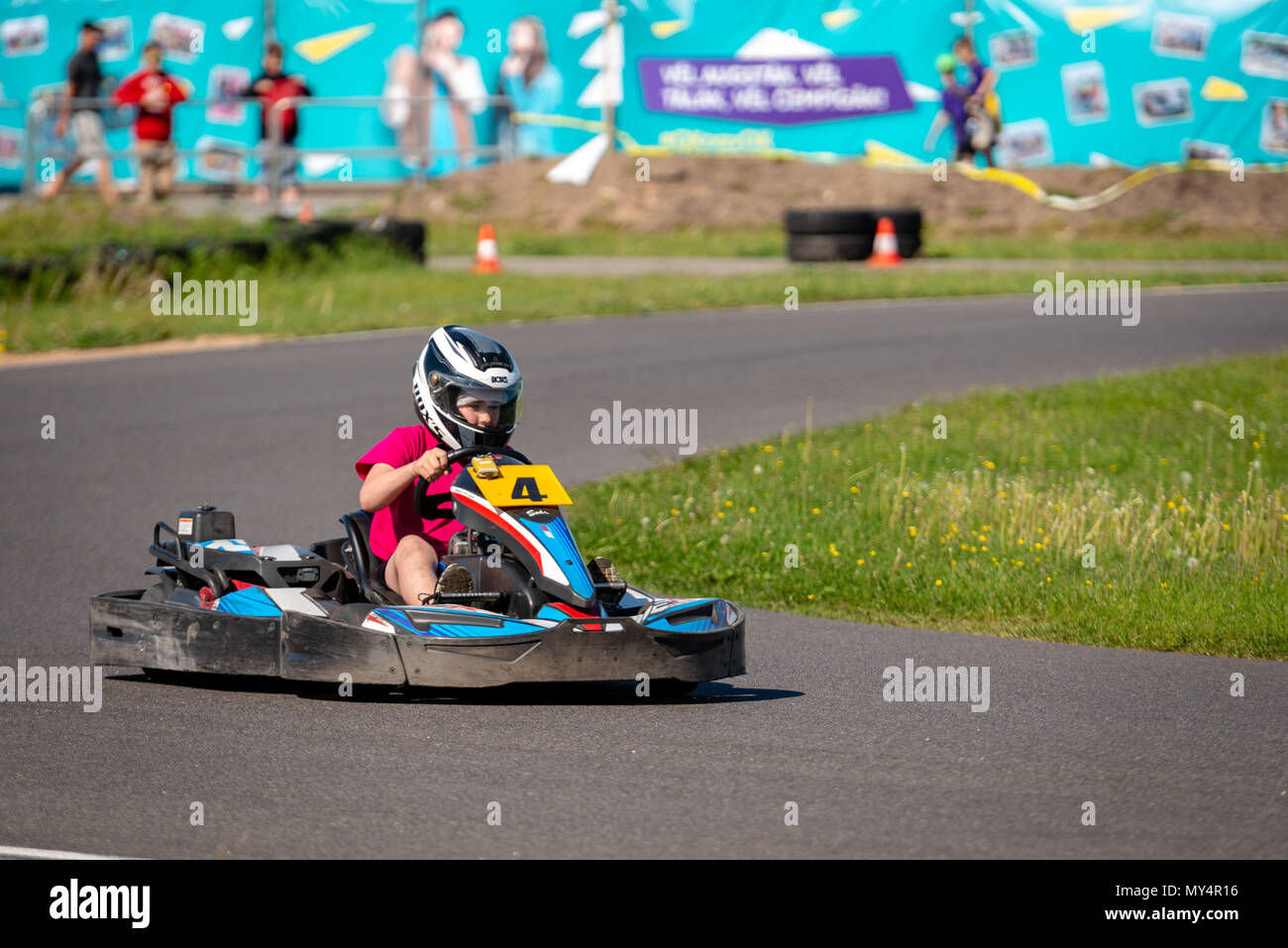 ROPAZI, LETTONIE - Mai 24, 2018 : Sport étudiant ZZ Jeux CHAMPIONSHIP. Les élèves de différentes classes montrer leurs compétences dans la conduite d'un karting sur le rac Banque D'Images