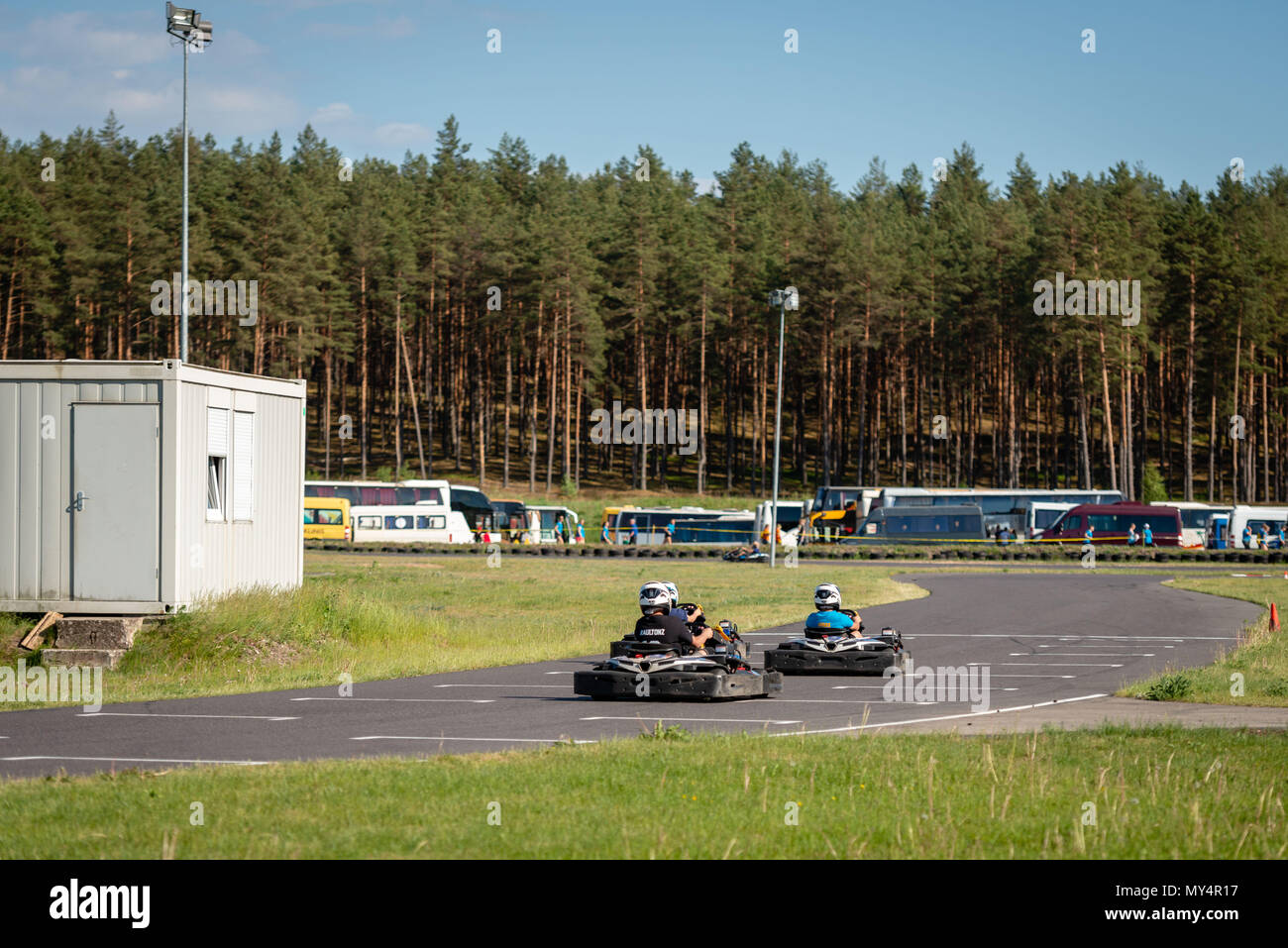 ROPAZI, LETTONIE - Mai 24, 2018 : Sport étudiant ZZ Jeux CHAMPIONSHIP. Les élèves de différentes classes montrer leurs compétences dans la conduite d'un karting sur le rac Banque D'Images