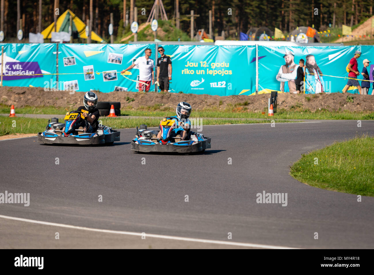 ROPAZI, LETTONIE - Mai 24, 2018 : Sport étudiant ZZ Jeux CHAMPIONSHIP. Les élèves de différentes classes montrer leurs compétences dans la conduite d'un karting sur le rac Banque D'Images