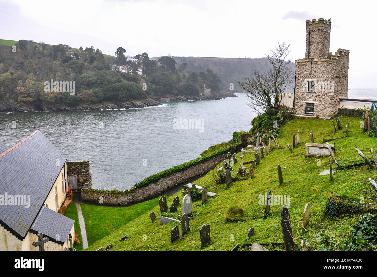 Château de Dartmouth à l'embouchure de l'estuaire de la rivière Dart, Misty sur journée d'hiver. Pierres tombales, tour sur la colline. Banque D'Images