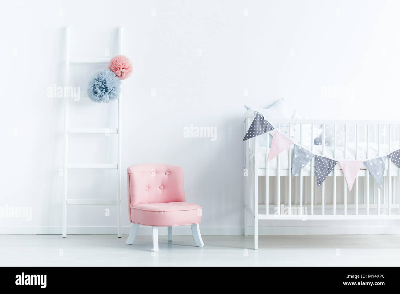 Chaise Rose A Cote Du Blanc Berceau Dans La Chambre De Bebe Pastel Avec Echelle De L Interieur Photo Reelle Photo Stock Alamy