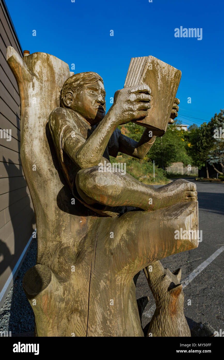 Sculpture en bois du livre de lecture de garçon Banque D'Images