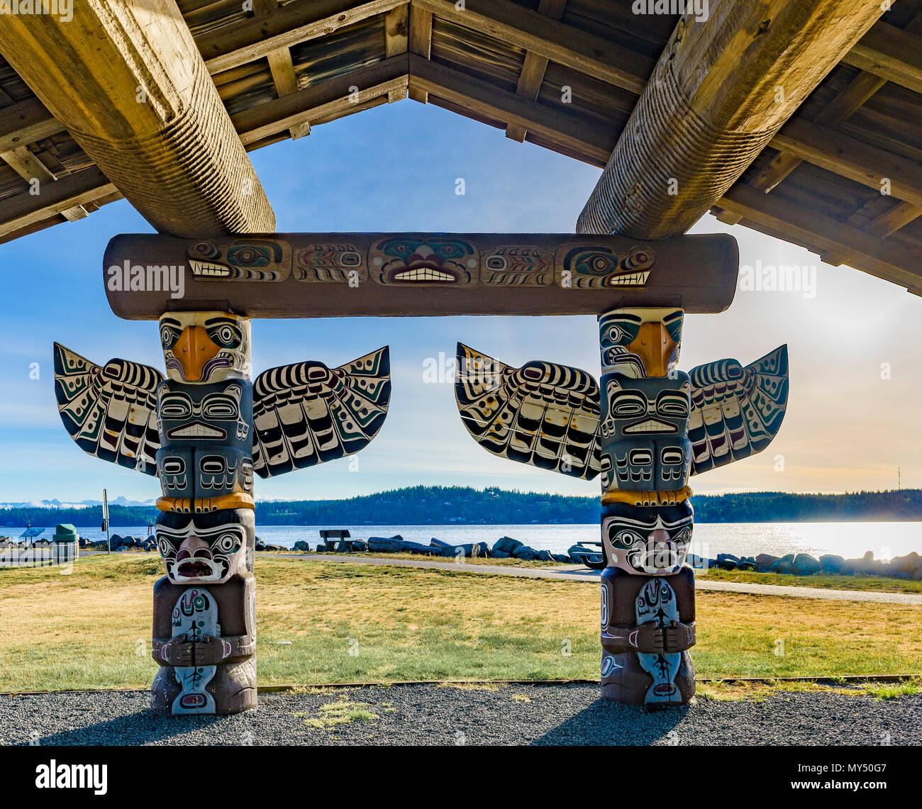 Abri avec totems, Robert Ostler Park, Campbell River, Vancouver Island, British Columbia, Canada Banque D'Images