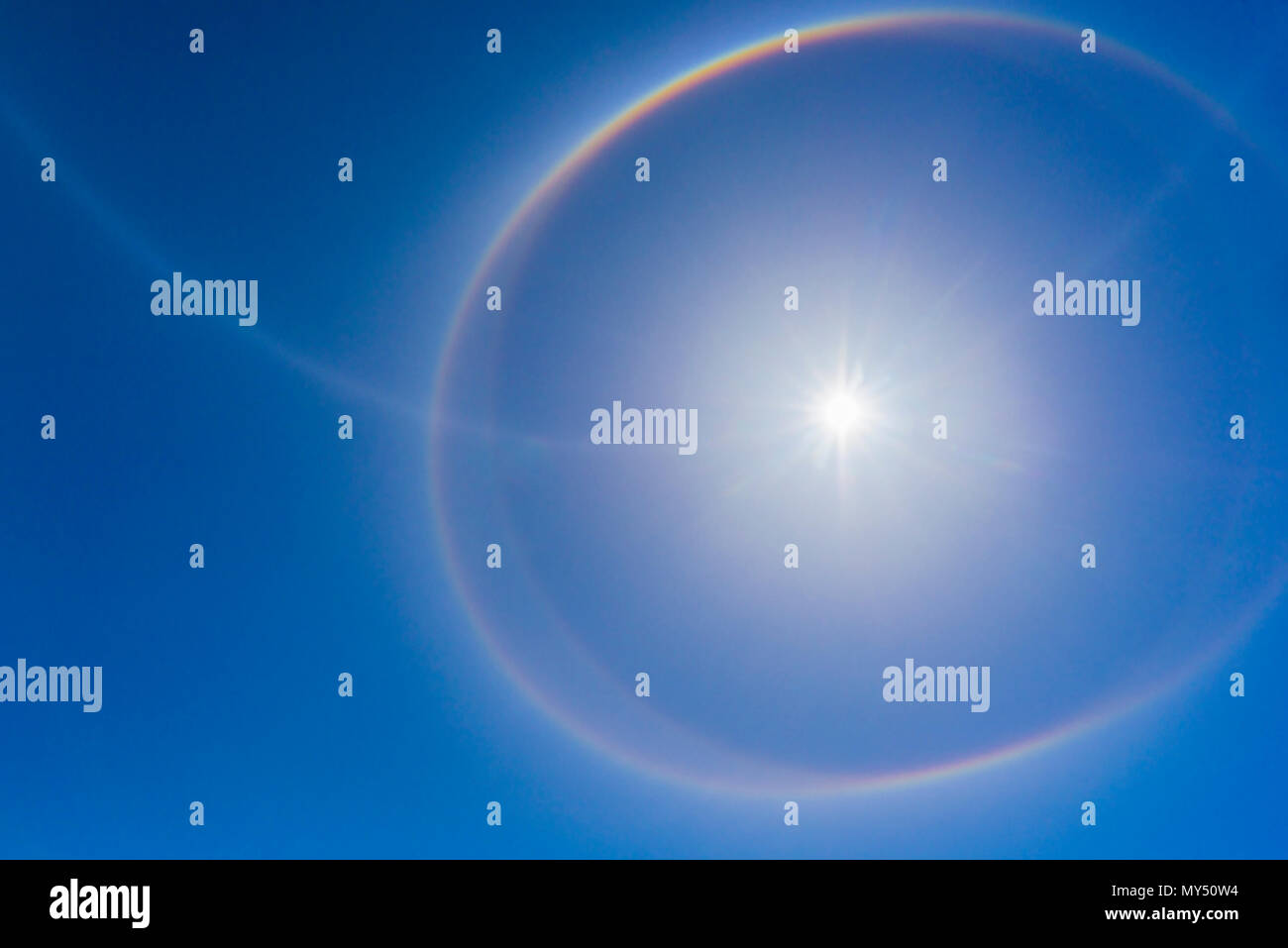 22° Halo anneau de lumière de 22 degrés du soleil formé par les cristaux de glace hexagonaux avec des halos circonscrits, Comox Valley, en Colombie-Britannique, Banque D'Images