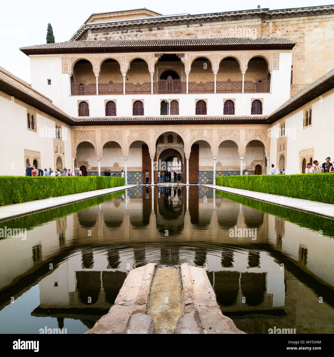 Image au format carré de la piscine dans la cour intérieure, Palais de l'Alhambra, Grenade Banque D'Images