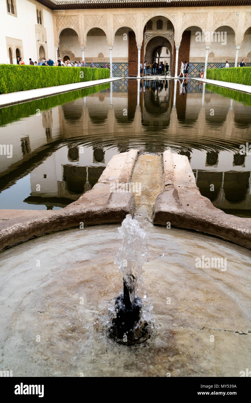 Détail de la fontaine d'eau et piscine à l'Alhambra, Grenade avec réfection d'arches dans la piscine Banque D'Images