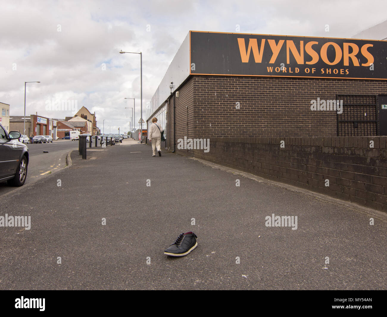 Blackpool, England, UK - 1 août 2015 : un seul service se trouve abandonné sur une giliano residence à l'extérieur d'un magasin de chaussures dans la région de Fleetwood, Lancashire. Banque D'Images