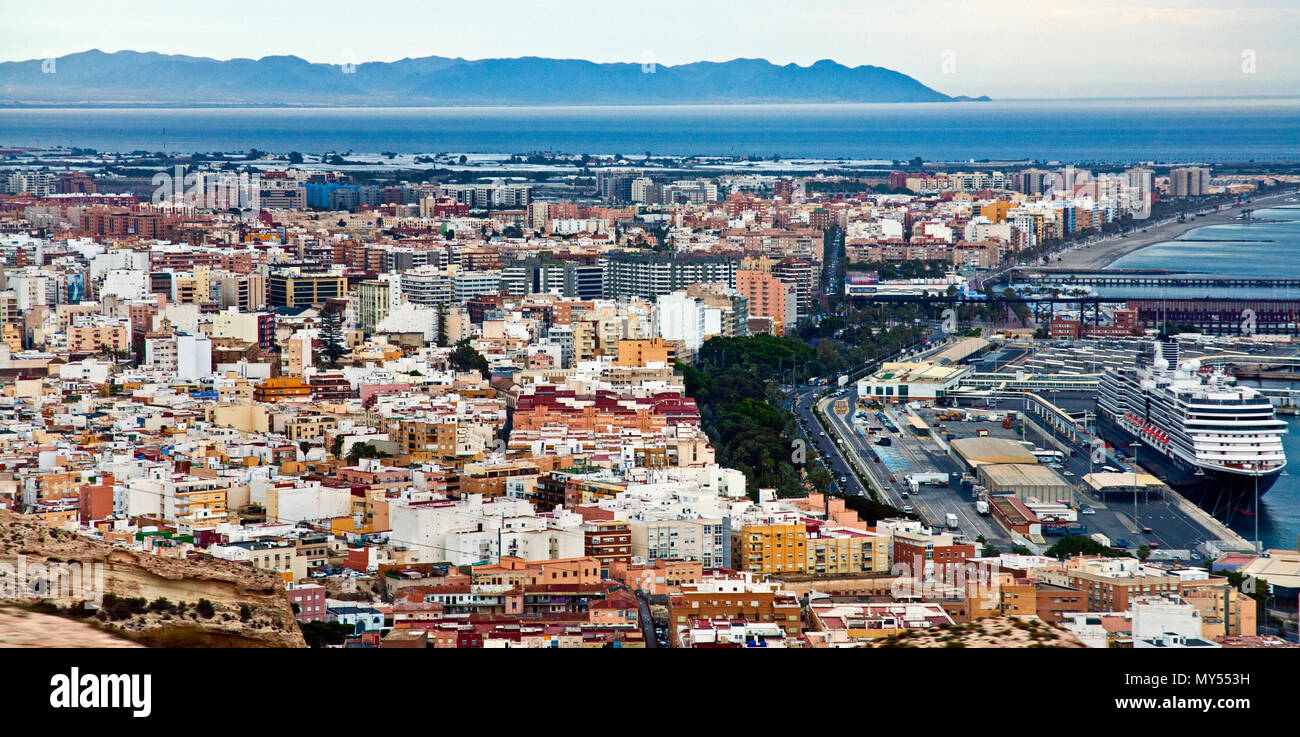 18 mai 2016 : Almeria, Espagne- paysage donnant sur la ville d'Almeria, avec un bateau de croisière Holland America dans le port maritime Banque D'Images