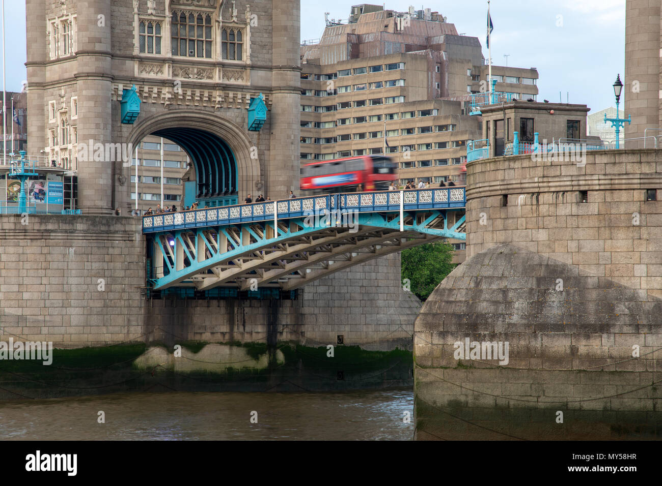 Londres, Angleterre, Royaume-Uni - juin 1, 2018 : un bus à impériale rouge traverse le London Tower Bridge. Banque D'Images