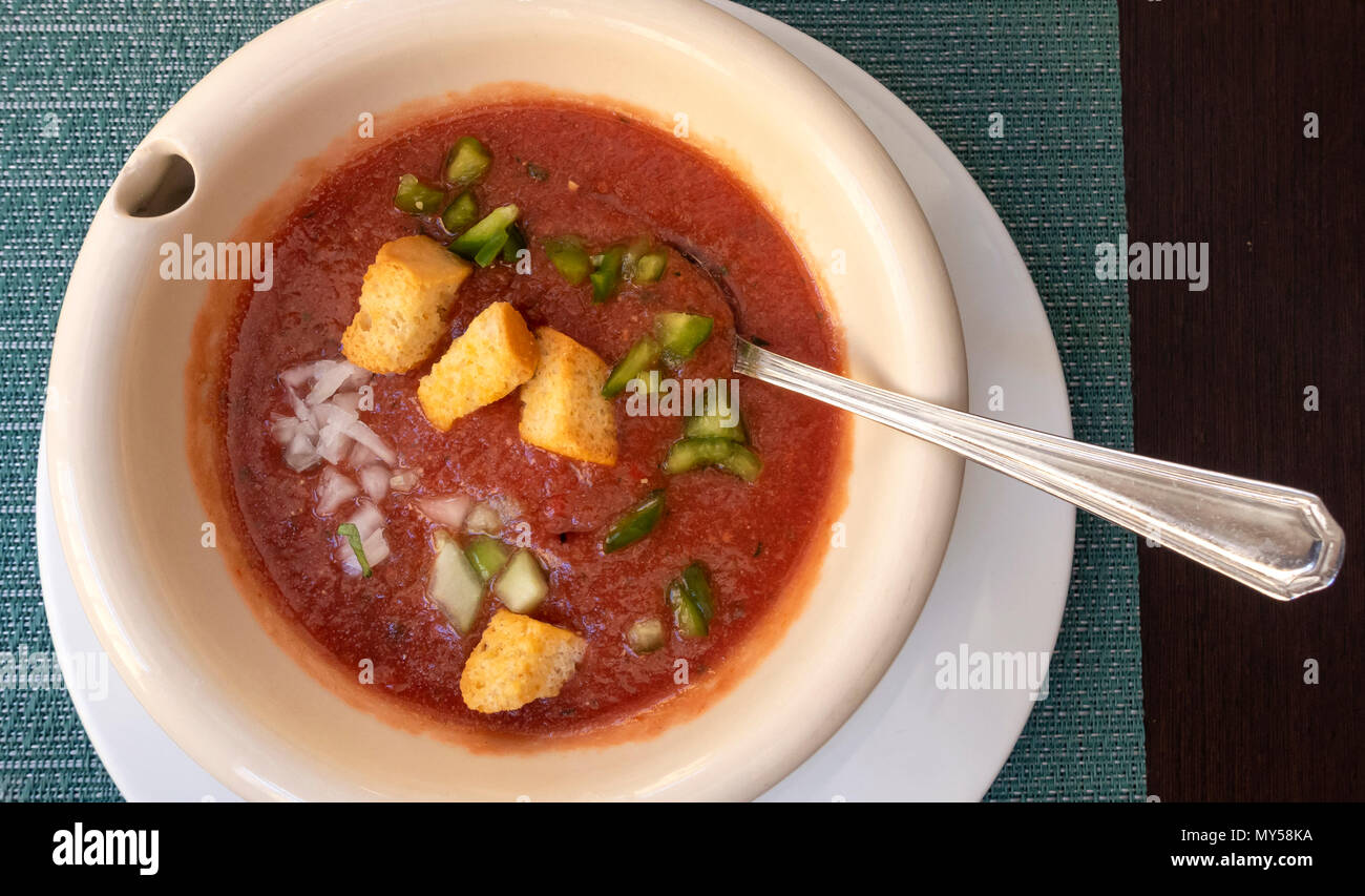 Gaspacho, une soupe espagnol épicé servi froid Banque D'Images