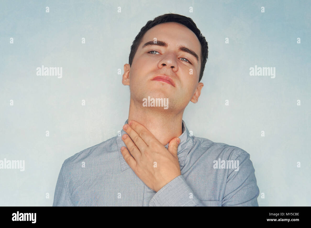 Jeune homme tenant le cou. maux de gorge. gorge sèche, patient avec les  rhumes ou la grippe. concept de la santé et de la médecine Photo Stock -  Alamy