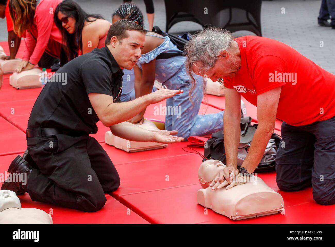 (180606) -- LOS ANGELES, 6 juin 2018 (Xinhua) -- les gens prennent part à une main seulement au cours de la formation RCR RCR Trottoir jour à Los Angeles, États-Unis, le 5 juin 2018. L'American Heart Association a rejoint les services d'incendie locaux et les organismes d'urgence pour former des milliers de résidents sur la façon d'administrer la réanimation à main seulement. (Xinhua/Zhao Hanrong)jmmn) Banque D'Images