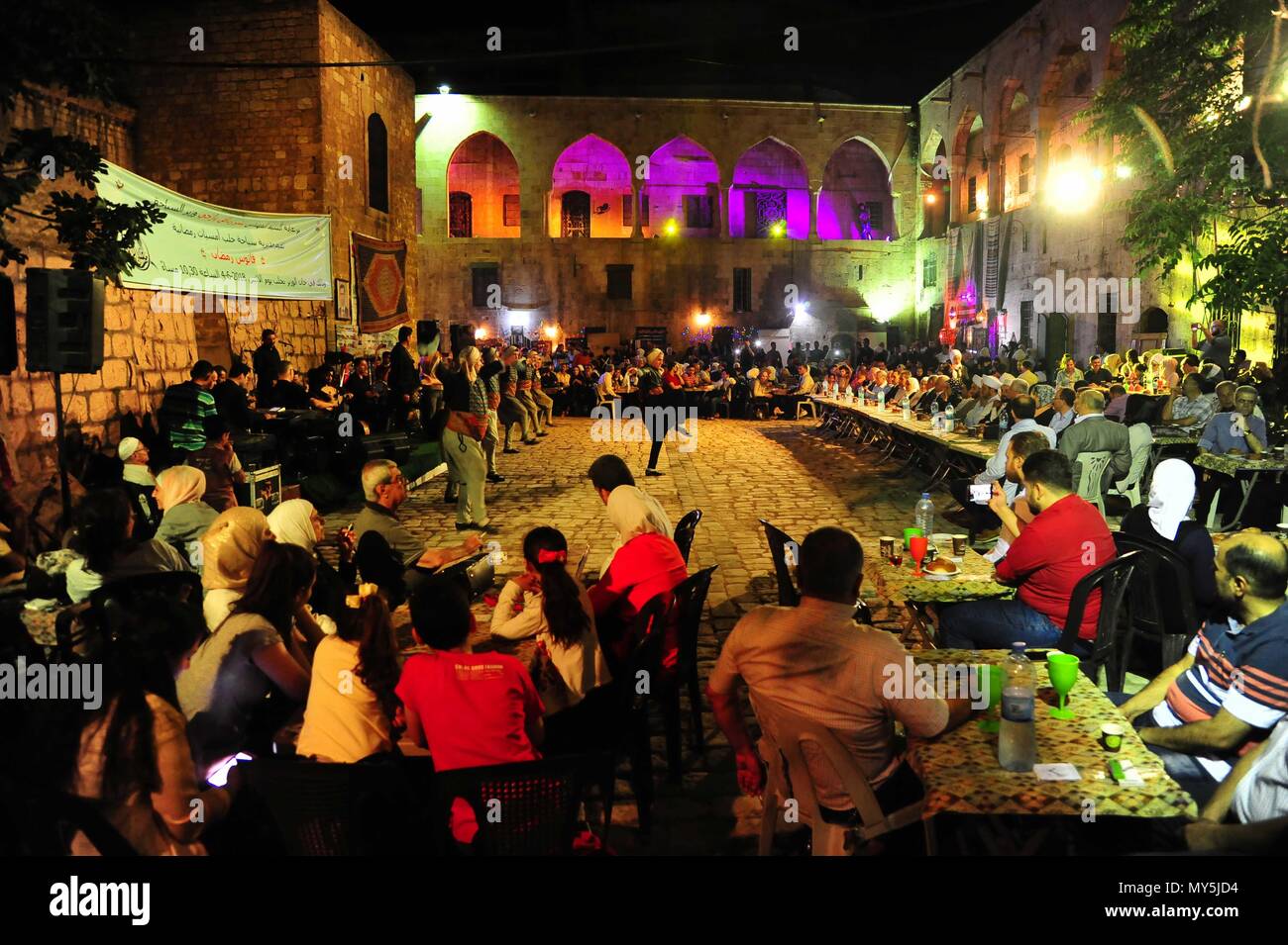 Alep, Syrie. 4 juin, 2018. Les gens regardent un spectacle de danse dans le Khan al-Wazir, ou al-Wazir caravansérails, dans l'ancienne partie de la ville d'Alep, en Syrie, le 4 juin 2018. Credit : Ammar Safarjalani/Xinhua/Alamy Live News Banque D'Images