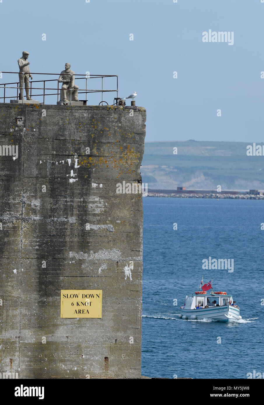 Les ports artificiels, Portland, au Royaume-Uni. 6ème Jun, 2018. Dévoilement et le dévouement des six statues sur les ports artificiels (aussi connu sous le nom de Phoenix) Caissons à Portland Harbour, Dorset, qui représente les personnes de la Seconde Guerre mondiale, qui ont participé activement aux débarquements du jour le 6 juin 1944. Finnbarr Crédit : Webster/Alamy Live News Crédit : Finnbarr Webster/Alamy Live News Banque D'Images