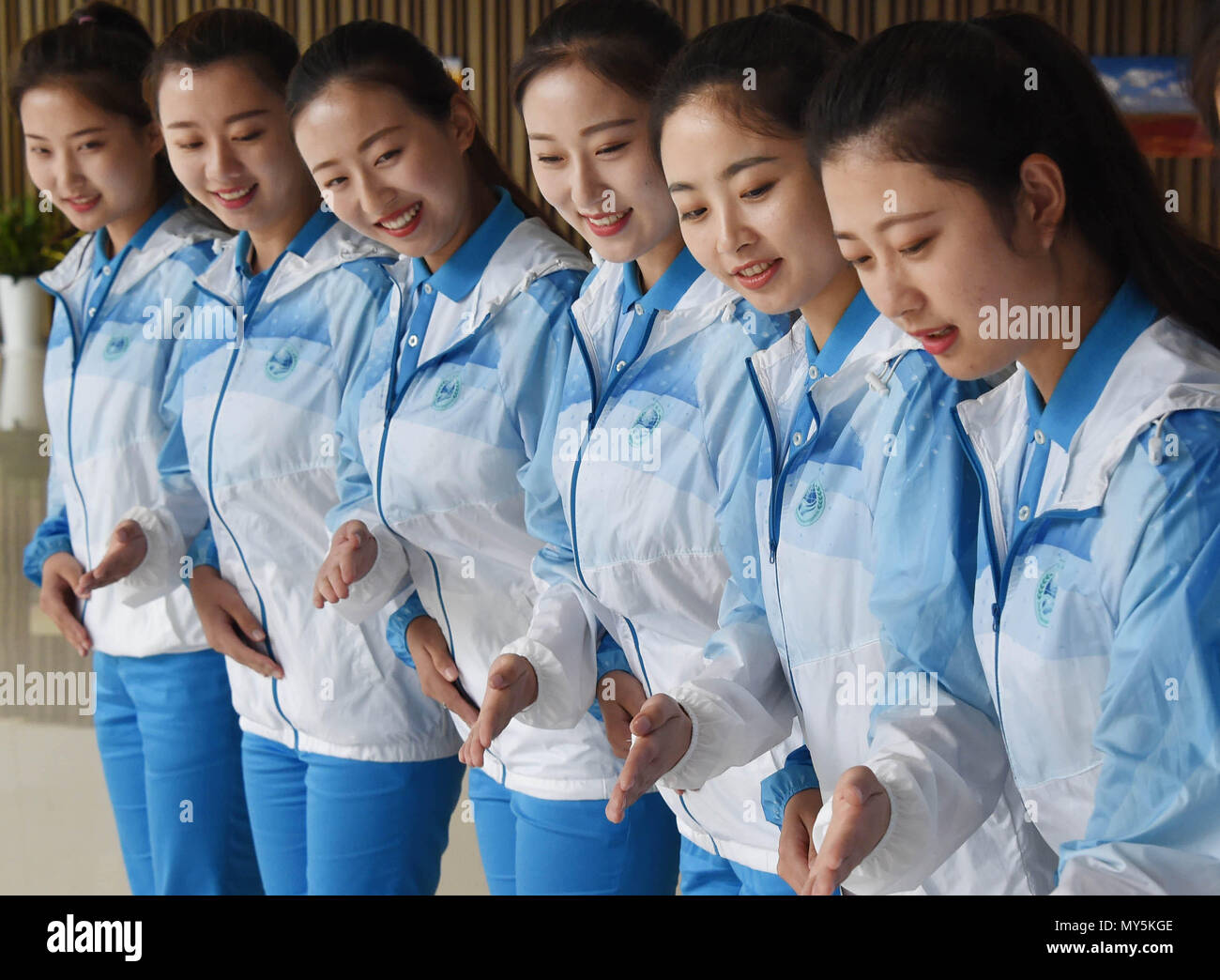 Qingdao, Chine, la province de Shandong. 5 juin, 2018. Les bénévoles de l'étiquette pour la 18e Organisation de coopération de Shanghai (OCS) la pratique du sommet à Qingdao, province de Shandong en Chine orientale, le 5 juin 2018. Plus de 20 000 bénévoles ont été mobilisés pour offrir des services pour le sommet, de l'aide à votre arrivée et départ, la traduction, et les demandes des médias, à l'exploitation de fonctions de la ville, comme les transports, les télécommunications et les banques. Crédit : Li Ziheng/Xinhua/Alamy Live News Banque D'Images