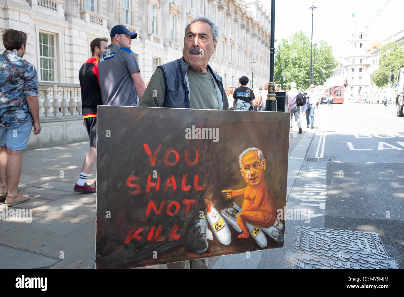 Manifestation devant Downing Street. Manifestation organisée pour protester contre la visite du Premier ministre israélien Benjamin Netanyahu à Londres. Banque D'Images