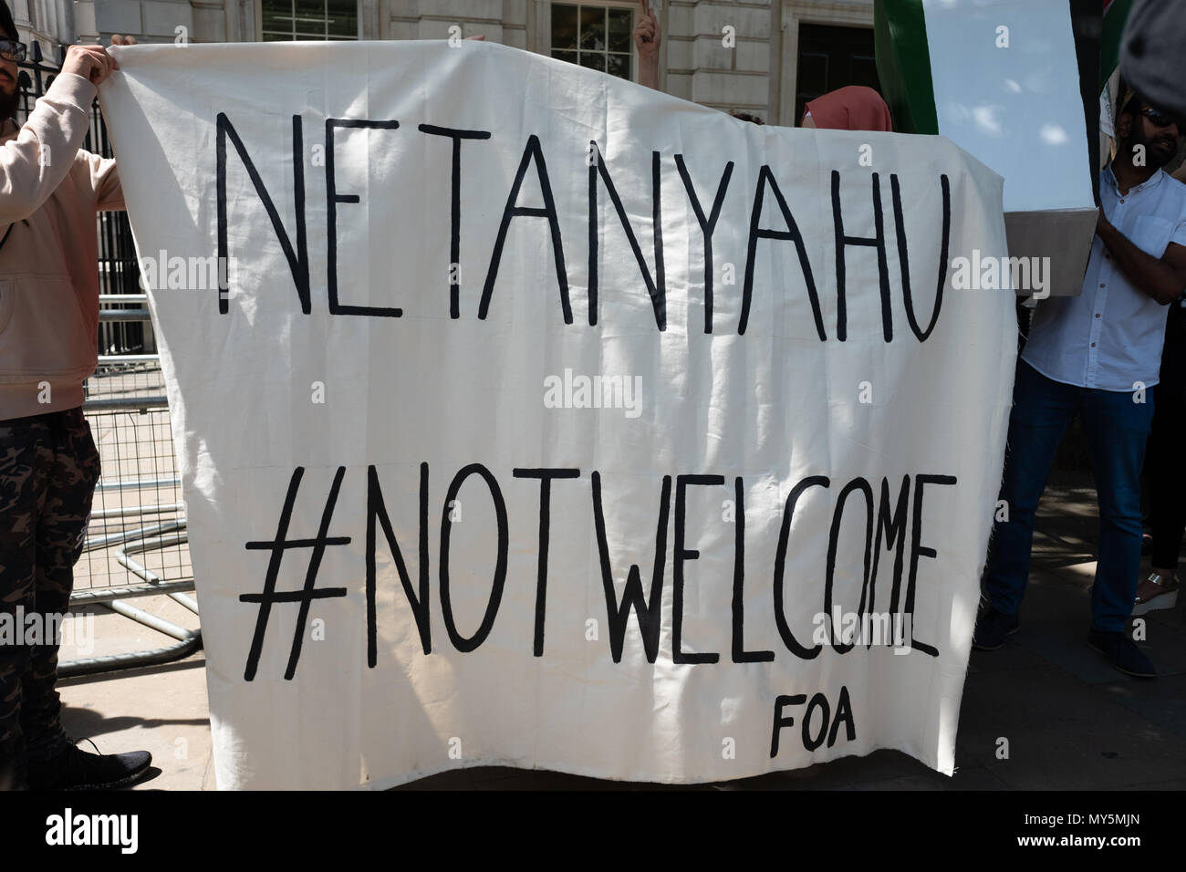 Manifestation devant Downing Street. Manifestation organisée pour protester contre la visite du Premier ministre israélien Benjamin Netanyahu à Londres. Banque D'Images