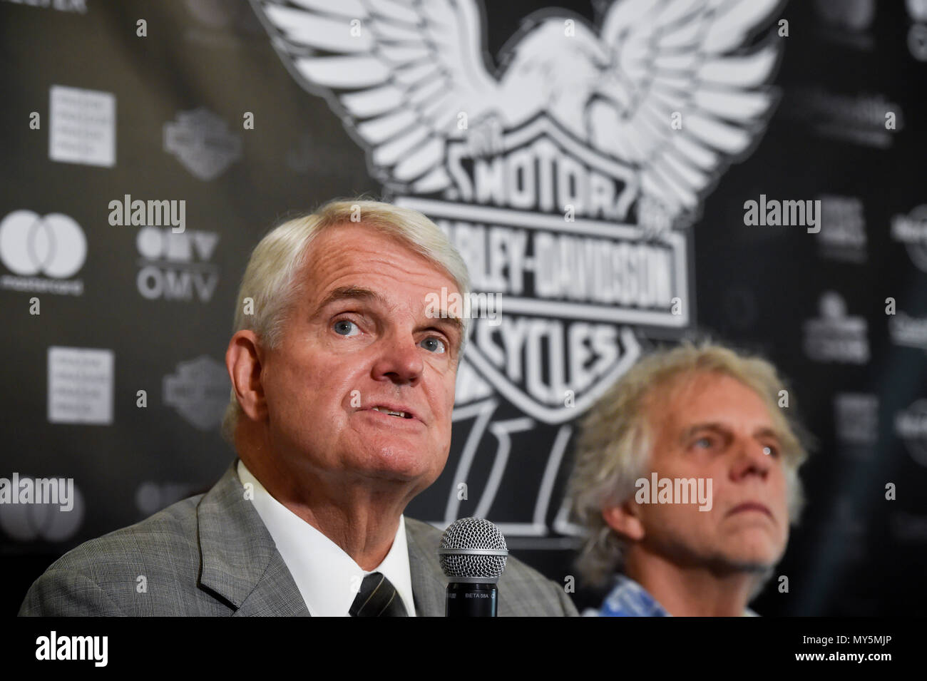 Prague, République tchèque. 06 Juin, 2018. L-R L'ambassadeur des Etats-Unis en République tchèque STEPHEN B. KING et promoteur de Rolling Stones show Serge Grimaux assister à la conférence de presse de la marque Harley-Davidson sur les célébrations de son 115e anniversaire, à Prague, en République tchèque, le 6 juin 2018. Célébrations auront lieu en juillet. Photo : CTK Vit Simanek/Photo/Alamy Live News Banque D'Images