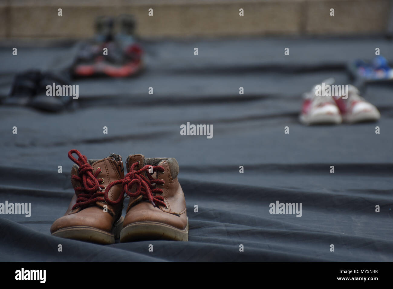 Chaussures Du Defunt Les Enfants Sont Vus Affiches Au Cours De La 9e Anniversaire De Protestation Chaussures Du Defunt Les Enfants Sont Vus Affiches Au Cours De La 9e Anniversaire De Protestation